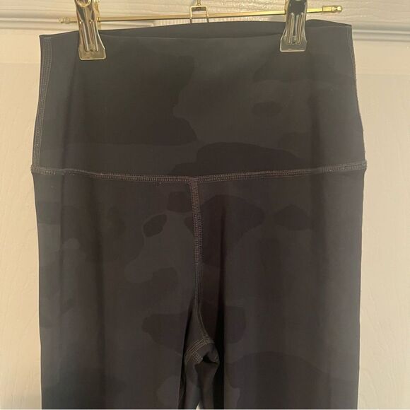 Alo Camo Leggings - Picture 7 of 7